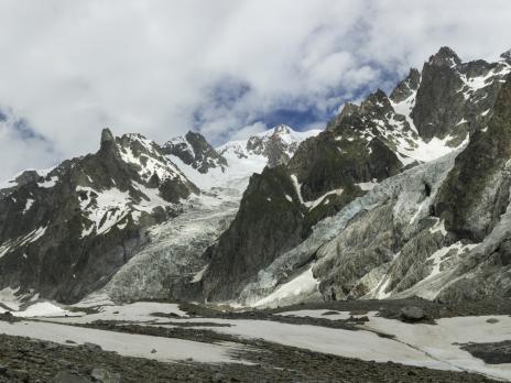 La longue montée au refuge Gonella, au coeur du très sauvage versant de Miage.