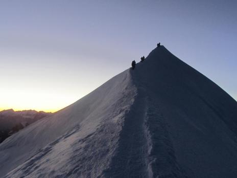 Le jour se lève, on arrive au sommet du Mont Blanc