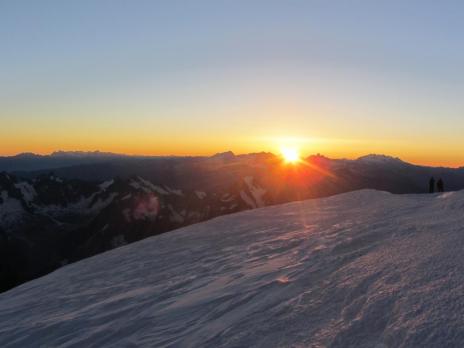 Le sommet du Mont Blanc, levé du soleil - Guide des Arcs