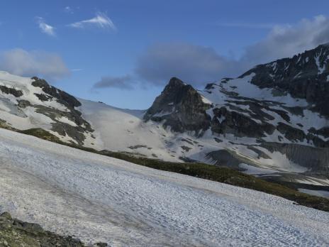 Au fond, le col du Pelve.