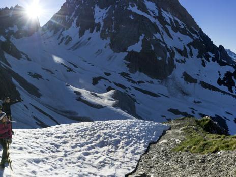 Arrivée au col des schistes alors que le soleil se lève au col de la Grande Casse.