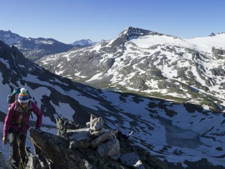 Au fond, la partie nord des dômes de la vanoise.