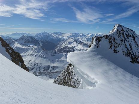 La superbe corniche au col entre Petite et Grande Aiguille des Glaciers.