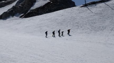 En montant sur le glacier de Bellecotte