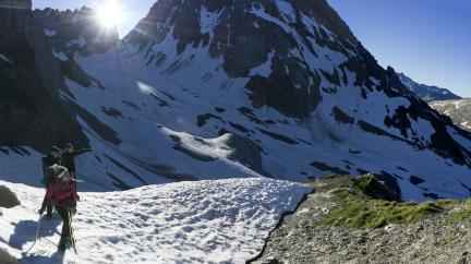 Arrivée au col des schistes alors que le soleil se lève au col de la Grande Casse.