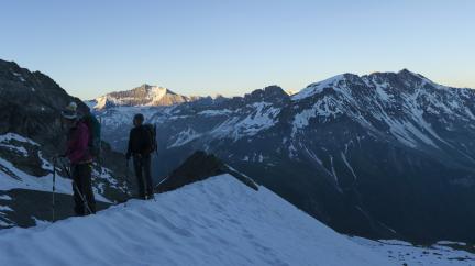 Lever du jour au moment de prendre pied sur le glacier du Geay.