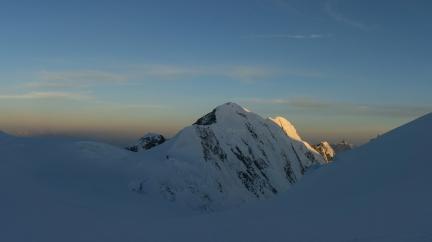 L'arête du Lyskamm au lever du jour.