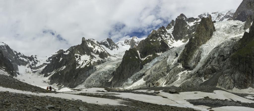 La longue montée au refuge Gonella, au coeur du très sauvage versant de Miage.