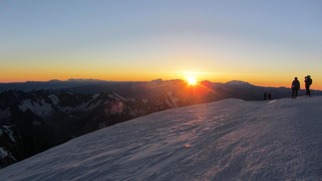 Le sommet du Mont Blanc, levé du soleil - Guide des Arcs