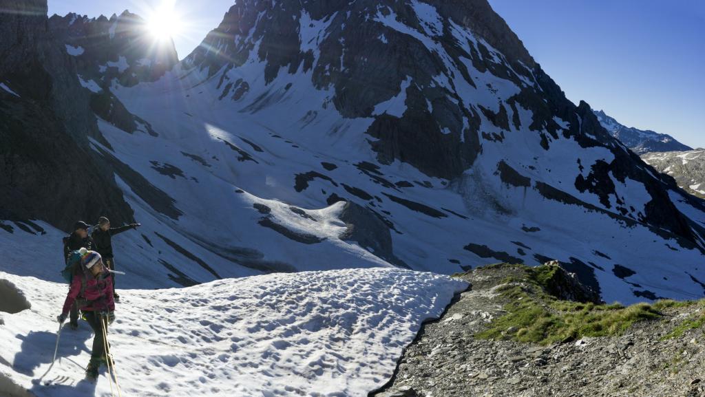 Arrivée au col des schistes alors que le soleil se lève au col de la Grande Casse.