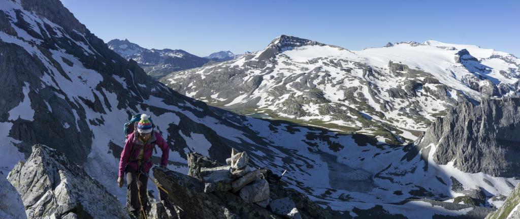 Au fond, la partie nord des dômes de la vanoise.