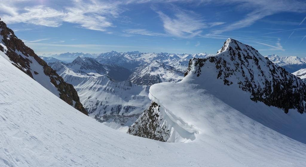 La superbe corniche au col entre Petite et Grande Aiguille des Glaciers.