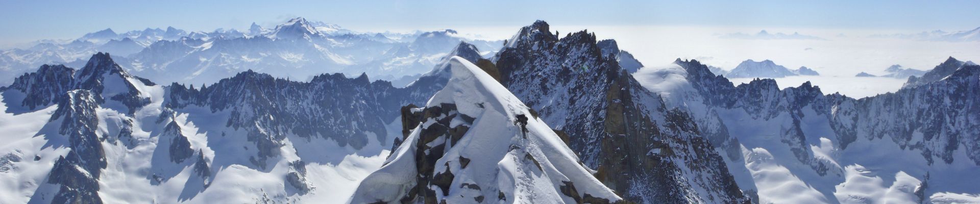 Un alpiniste sur un des sommets des Alpes