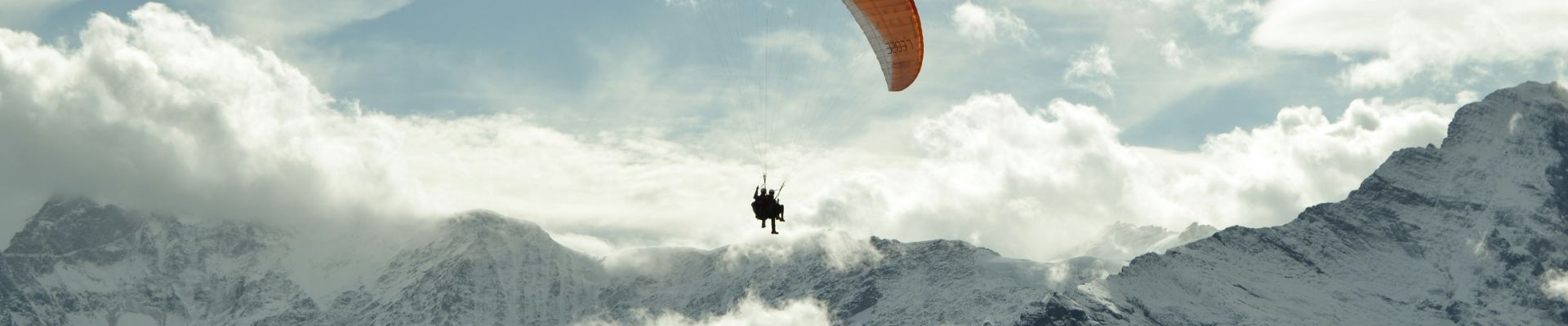 Un parapente sur les sommets des Arcs
