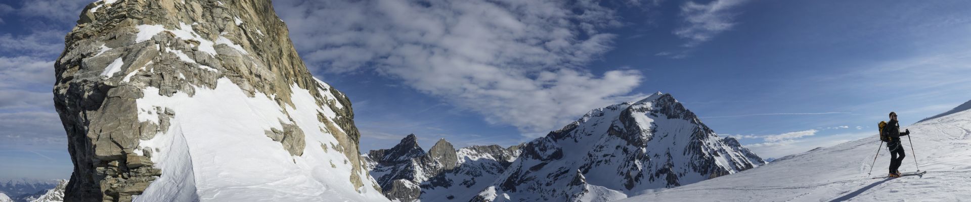 Un skieur en ski de randonnée aux Arcs