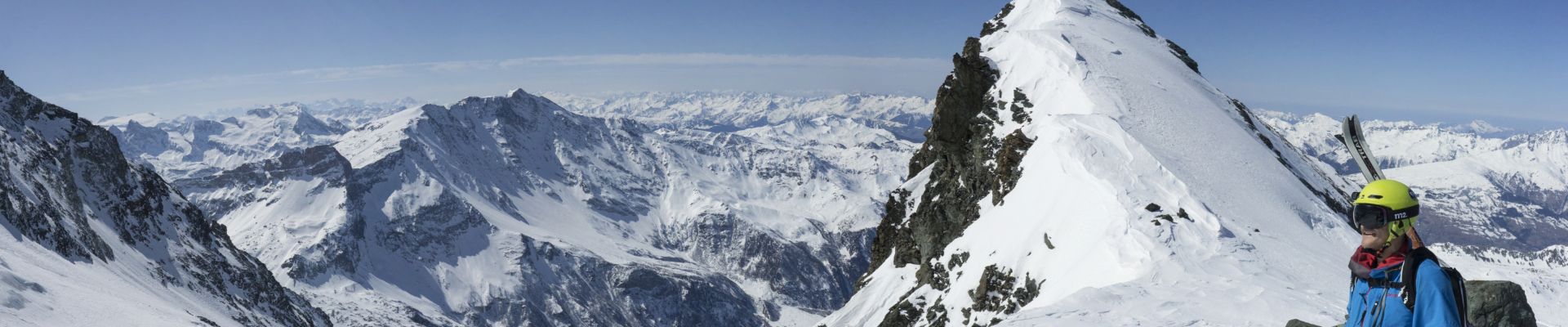 Un guide lors d'une sortie en ski de randonnée
