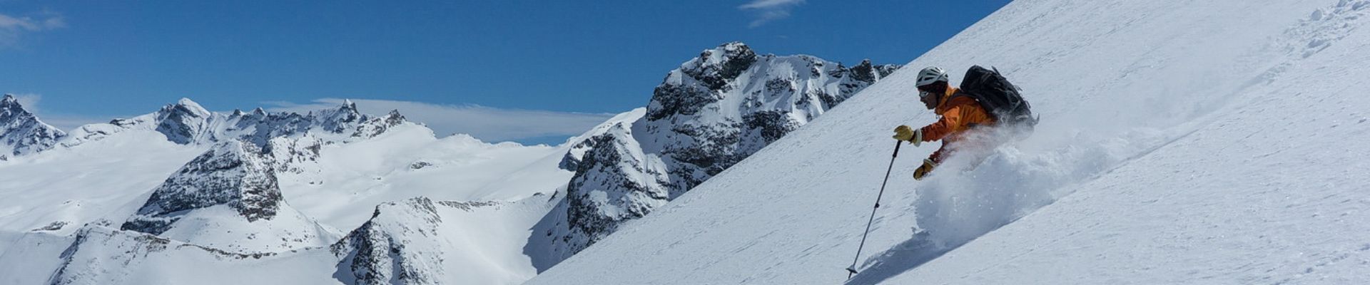 Un skieur en ski hors piste aux Arcs