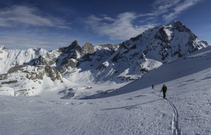 Des skieurs lors d'un itinéraire en ski de randonnée en Savoie
