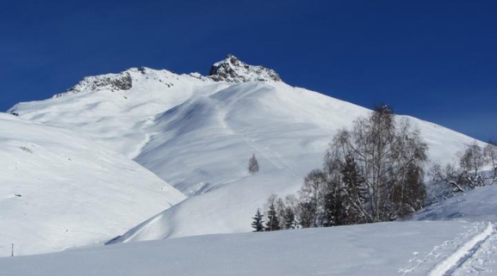 Ski de randonnée le sommet en vue