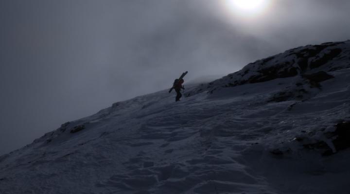 Sur l'arête sommitale