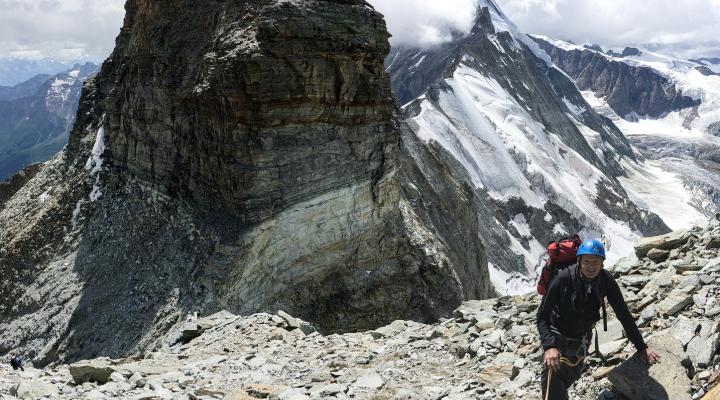 En montant au refuge Carrel, vue sur la tête de lion et la dent d'Hérens