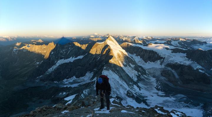 Lever de soleil sur la dent d'hérens et le mont Blanc depuis le Pic Tyndall. 