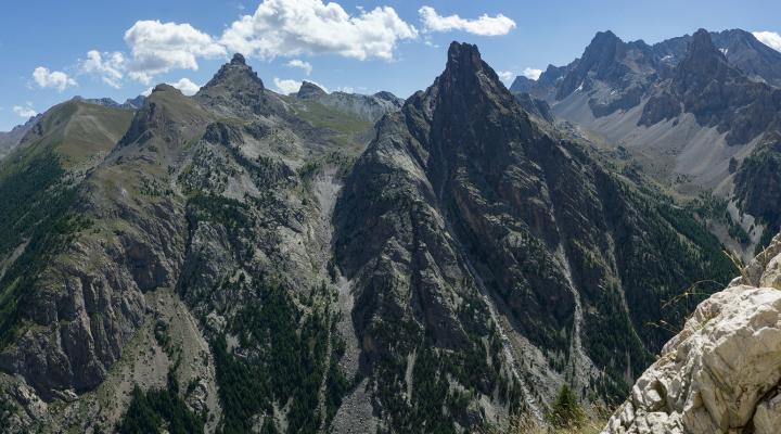 vue sur l'aiguille de Chillol et le vallon du même nom.