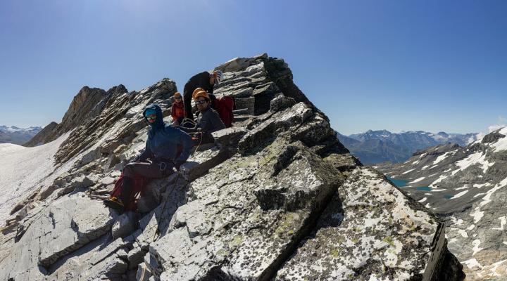 Petite pause sur l'arête du Pelve
