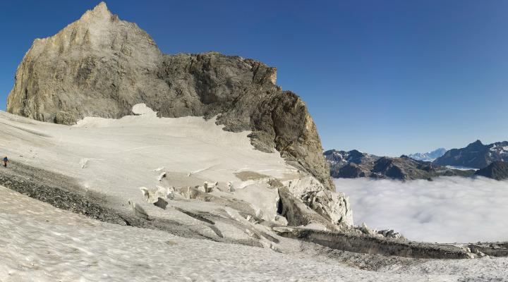 Mer de nuage sous l'aiguille de l'Epéna
