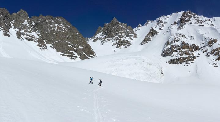 au fond, le col.