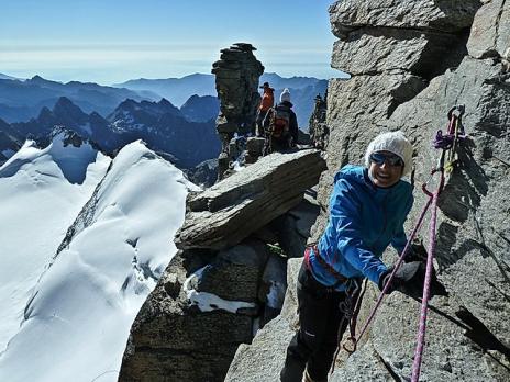 La traversée rocheuse pour accéder au sommet