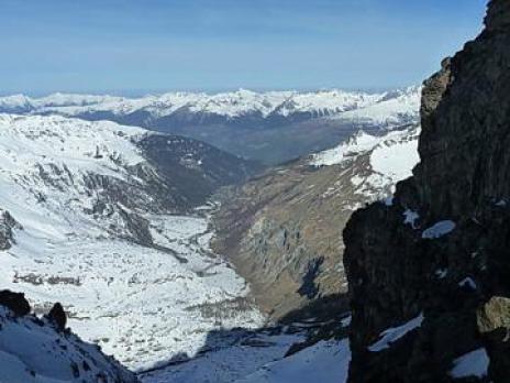 Vue sur la vallée de Peisey depuis la brèche au sommet du couloir.