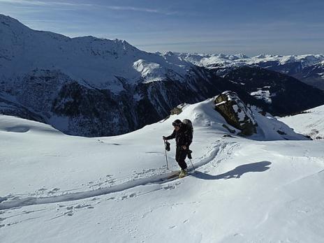 Remontée en peaux de phoque au dessus de la vallée de Peisey.