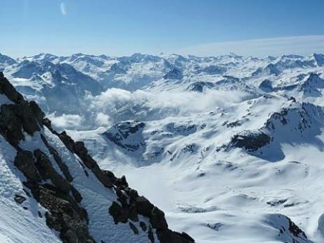 Dans la partie supérieure, vue vers l'est et la station de Tignes