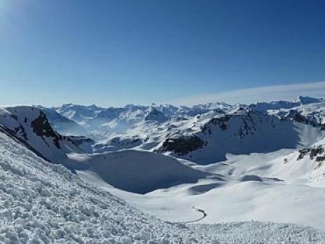 Les grosses avalanches de fonte au pied de la face sud