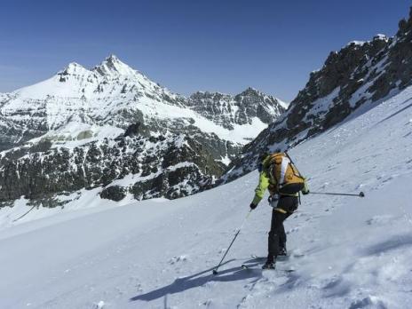 Descente par le glacier du Timorion. Derrière, la Grivola
