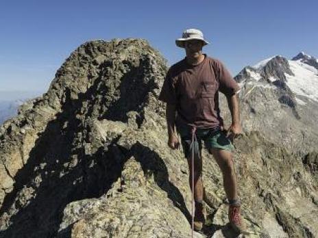 sur l'arête est