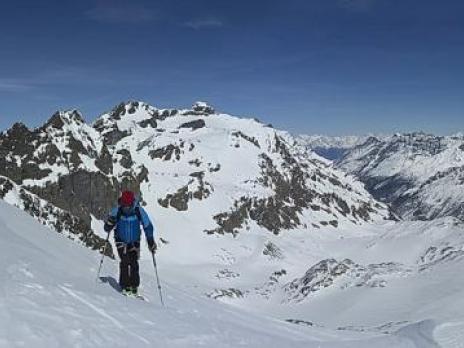Au pied de l'arête est.