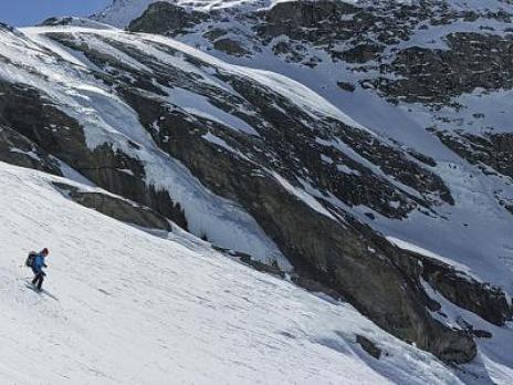 Sous les cascades du glacier