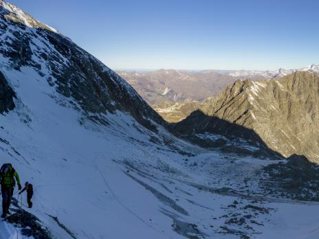 passage de la première grosse crevasse sur le glacier du grand col.