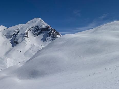 Belle poudre sous le Rinderhorn que nous ferons le lendemain dans le vent et le jour blanc.