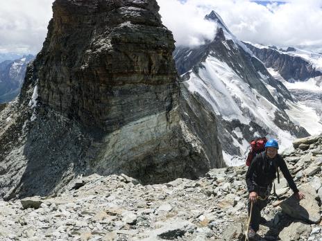 En montant au refuge Carrel, vue sur la tête de lion et la dent d'Hérens