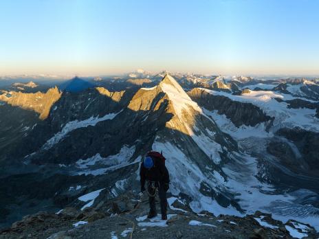 Lever de soleil sur la dent d'hérens et le mont Blanc depuis le Pic Tyndall. 
