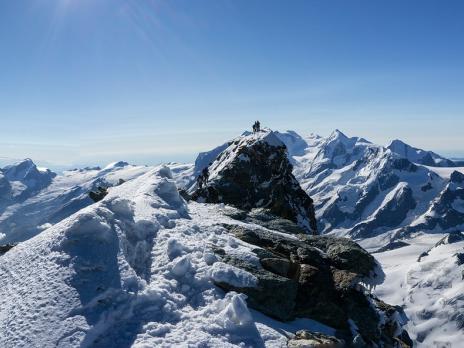 Sommet suisse depuis le puis le sommet italien