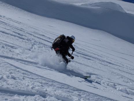 Poudreuse  à la descente en face nord
