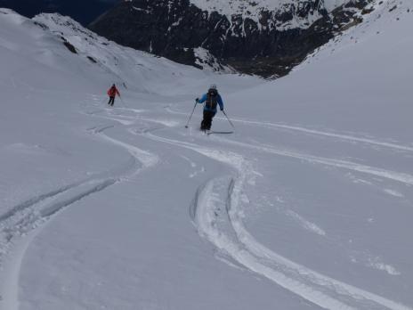 Beaux virages en poudreuse