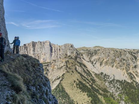 la vire horizontale qui mène vers la grande cheminée sommitale.