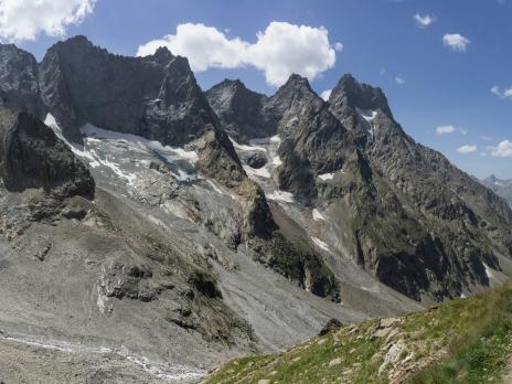 depuis le refuge, panorama sur les versants nord des aiguilles du soreiller et la trsè impressionnante aiguille du plat de la Selle.