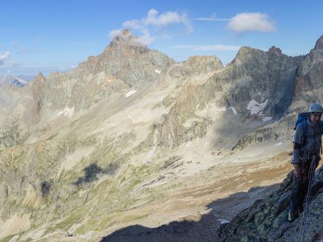 En arrière plan, la très impressionnante aiguille du plat de la Selle.