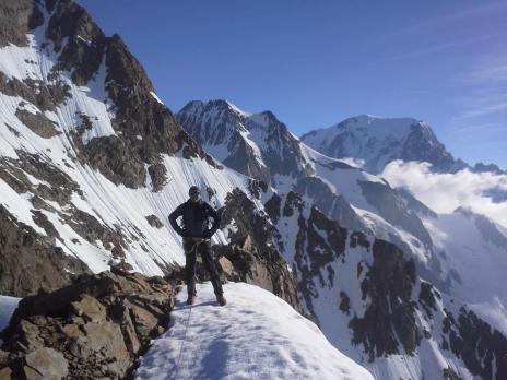 Sur l'arête sommitale